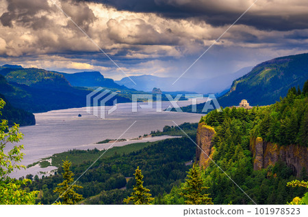 Crown Point, Vista House and the Columbia River Gorge in Oregon, USA Crown Point, Vista House and the Columbia River Gorge in Oregon, USA 101978523
