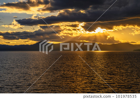 Sunset above Lake Tahoe in California 101978535