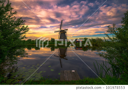 Sunset above old dutch windmill in Kinderdijk, Netherlands 101978553
