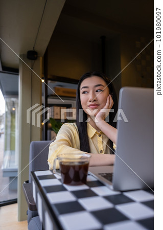 Remote employee daydreaming during the coffee break in a cafe 101980097