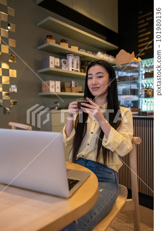 Female freelancer enjoying her coffee break in a coffeehouse 101980136