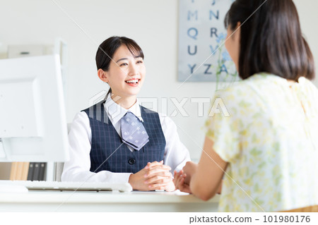 A young business woman consulting a young woman A young business woman consulting a young woman 101980176