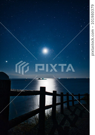 Calm sea in winter Gentle waves and full moon scenery ⑩ 101980379