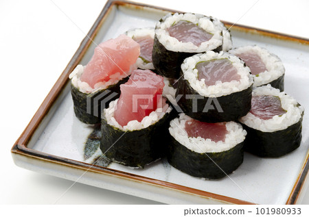 Tekka roll with perilla 101980933
