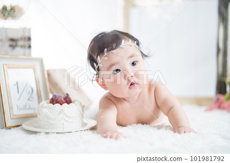 6 個月大的天使寶寶在明亮的自然光下慶祝半歲生日 101981792