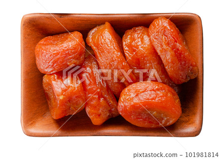 Dried apricots in clay bowl isolated on white flat lay view 101981814