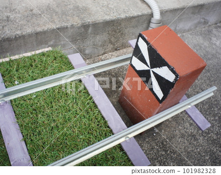 陽台上的迷你鐵路柱 陽台上的迷你鐵路柱 101982328