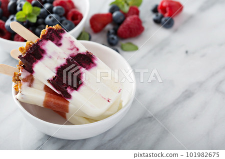 Yogurt, fruit and granola breakfast popsicles Yogurt, fruit and granola breakfast popsicles 101982675