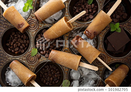 Coffee and cream popsicles with chocolate fudge Coffee and cream popsicles with chocolate fudge 101982705