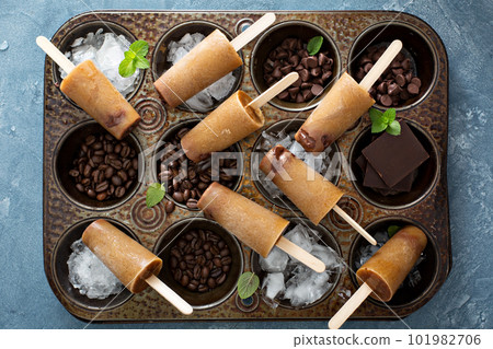 Coffee and cream popsicles with chocolate fudge 101982706