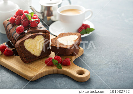 Surprise cake with a heart inside 101982752