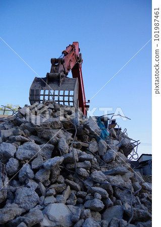 House demolition site Demolition of concrete walls and foundations Skeleton bucket Heap of rubble 101987461