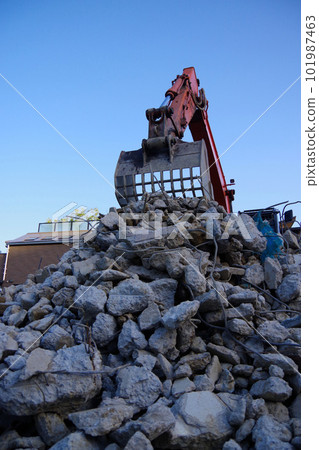 House demolition site Demolition of concrete walls and foundations Skeleton bucket Heap of rubble 101987463