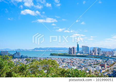福岡塔和百道周圍的博多灣風景,福岡市愛宕秋空山的景色 福岡塔和百道周圍的博多灣風景,福岡市愛宕秋空山的景色 101990051