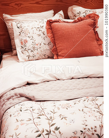 Vintage countryside style bedding with floral pattern on wooden bed in bedroom, interior design 101990360
