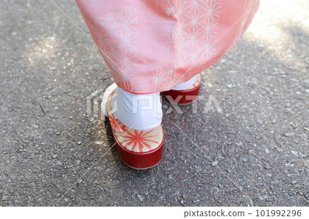 Kimono beauty seen from the feet pink kimono 101992296