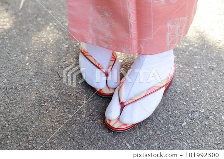 Traditional beauty and dignity on your feet Pink kimono 101992300