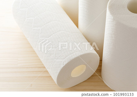 桌子上的廚房用紙 101993133