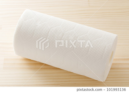 桌子上的廚房用紙 101993136