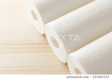 桌子上的廚房用紙 101993137