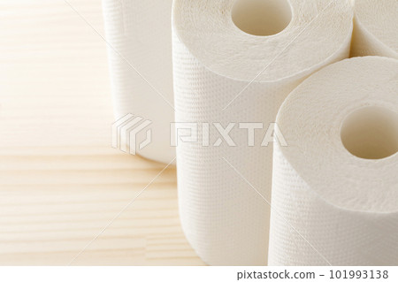 桌子上的廚房用紙 101993138