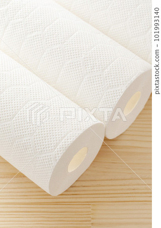 桌子上的廚房用紙 101993140