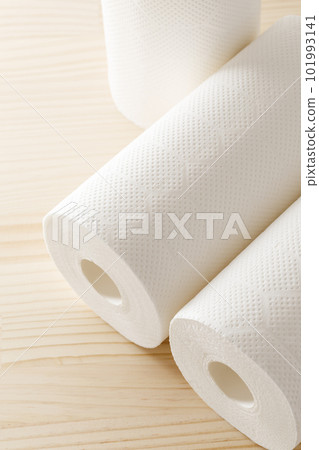 桌子上的廚房用紙 101993141