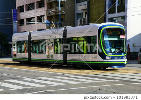 To Miyajima of Aki ... [Hiroden Electric Railway] 1000 type that also bears the feet of citizens 101993371