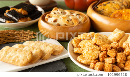 Various rice crackers, sweets, fried rice crackers, rice crackers 101996518