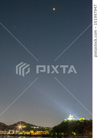 [Total lunar eclipse] Night view of Inuyama Castle and lunar eclipse 101997947