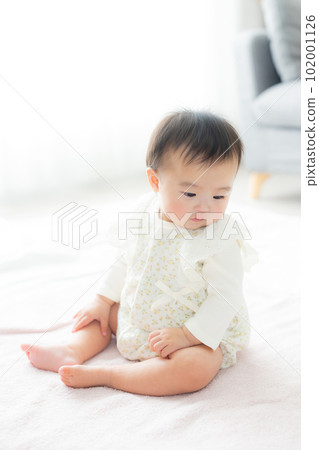客廳嬰兒父母和孩子 102001126