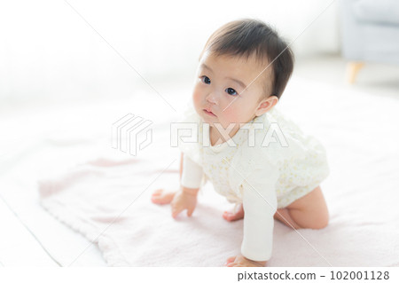 客廳嬰兒父母和孩子 客廳嬰兒父母和孩子 102001128