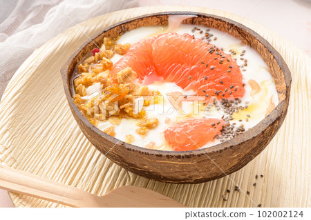 Yogurt with grapefruit, granola, chia and honey 102002124