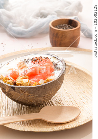 Yogurt with grapefruit, granola, chia and honey 102002128