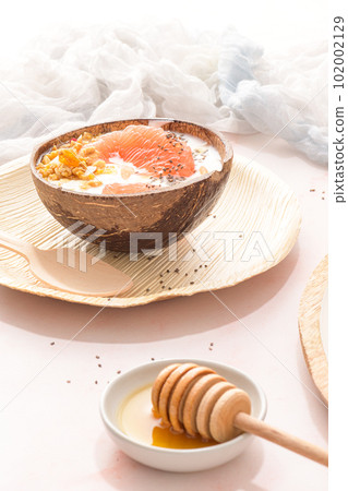 Yogurt with grapefruit, granola, chia and honey 102002129