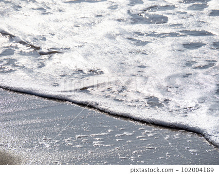 The beach that reflects the sunlight and sparkles. The beach that reflects the sunlight and sparkles. 102004189