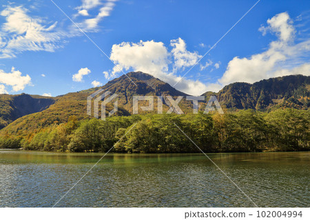 從上高地大正池看到的秋天風景（Yakedake / 2022年10月/長野縣松本市） 102004994
