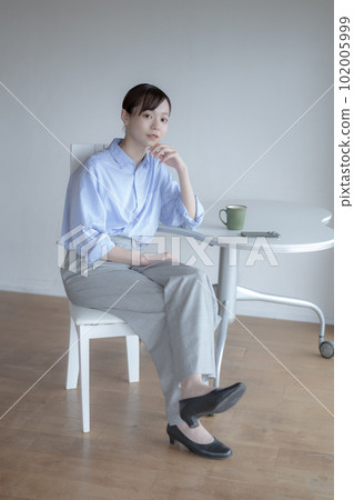 portrait of young woman sitting portrait of young woman sitting 102005999