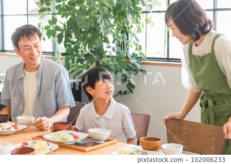 父母和孩子、家人、成長中的兒子和父母（餐桌、早餐、吃飯）一家人在家裡的餐廳裡一起吃飯 102006233