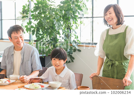 父母和孩子、家人、成長中的兒子和父母（餐桌、早餐、吃飯）一家人在家裡的餐廳裡一起吃飯 102006234