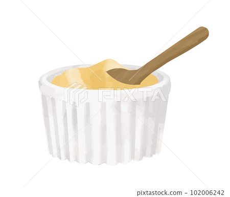 奶油凍和勺子放在 Cocotte 盤子裡 102006242