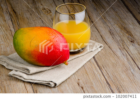 Fresh mango juice 102007411