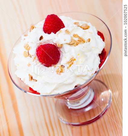 Cranachan - traditional scottish dessert Cranachan - traditional scottish dessert 102007525