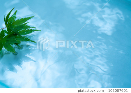 水面、藍楓和波紋 102007601