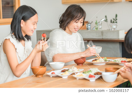 父母和孩子，家庭，家庭（母子，初中生，小學生）在家庭餐桌上吃早餐 102008157