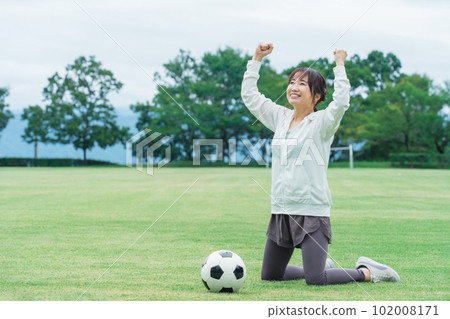 在足球場上贏得五人制足球後欣喜若狂的女人 在足球場上贏得五人制足球後欣喜若狂的女人 102008171