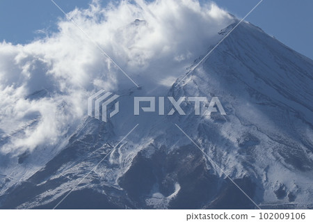 被雲吞沒的富士山 102009106
