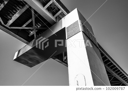 Looking up at the Shuto Expressway No. 5 Ikebukuro Line Waseda Exit Sparkle of the reflected river 2023.04 Monochrome Looking up at the Shuto Expressway No. 5 Ikebukuro Line Waseda Exit Sparkle of the reflected river 2023.04 Monochrome 102009787
