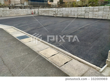 有瀝青路面的停車場 102009969