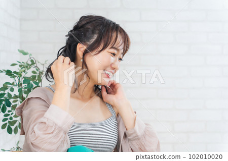 Profile of a fashionable woman in the room 102010020